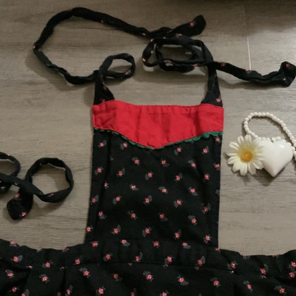 VINTAGE Black Floral Apron - Picture 2 of 7